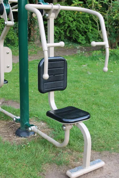 Açık havada egzersiz makinesi, dayanıklılık eğitimi için, bulutlu bir günde çekildi.