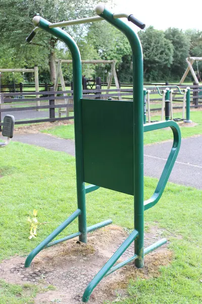 Açık havada egzersiz makinesi, dayanıklılık eğitimi için, bulutlu bir günde çekildi.