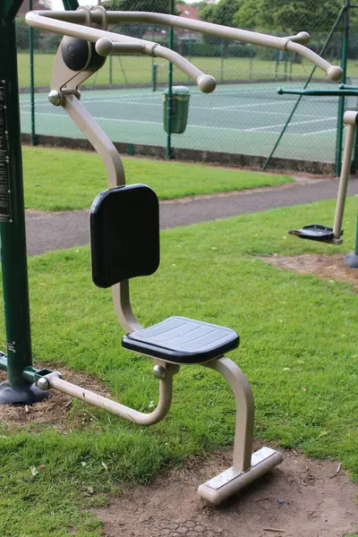 Açık havada egzersiz makinesi, dayanıklılık eğitimi için, bulutlu bir günde çekildi.