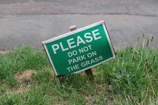 Yeşil tabela. Lütfen yere park etmeyin.