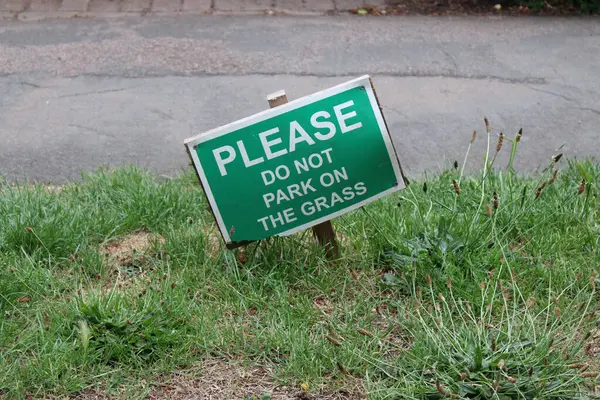 Yeşil tabela. Lütfen yere park etmeyin.