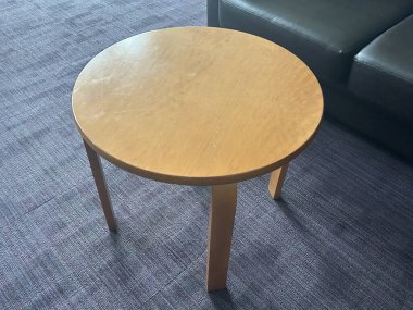 Modern İç Uzayda Halı Üzerinde Yuvarlak Tahta Masa