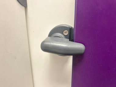 Mor ve Beyaz çevrede Gri Metal Kapı mandalı