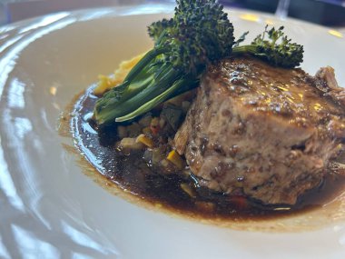 Sebzeli haşlanmış et ve patates püresi içeren gurme kuzu eti.