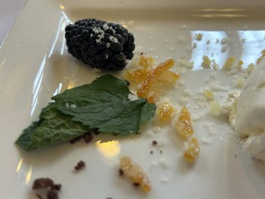 Böğürtlenli ve Tabakta Garnitürlü Tatlının Yakın Çekimi