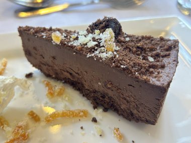 Lezzetli çikolatalı tatlı. Çilekli bisküvi ve şekerli turtayla süslenmiş.