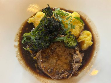 Sebzeli haşlanmış et ve patates püresi içeren gurme kuzu eti.