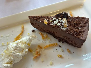 Çikolata, kremalı dilimler ve tabakta garnitürler.