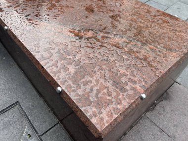 Kentsel Kalkınma Üzerine Yansıtıcı Yüzeyi Olan Cilalanmış Kırmızı Granit Benç