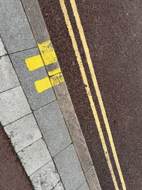 Kentsel Yol Kenarı Çift Sarı Çizgisi Asfaltlı Doku Detayları