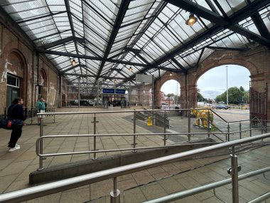 Leicester, Leicestershire, İngiltere, 29 Temmuz 2025, Leicester Tren İstasyonu Cam Çatı ve Demiryolu Girişi