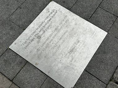 Leicester, Leicestershire, İngiltere, 29 Temmuz 2025, Belediye Meclisi 'nin Ağaç Dikme Girişimi Üzerine İşlenmiş Taş Levha