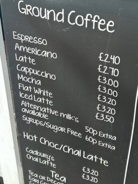 Menü Kurulu Fiyat Ayrıntılarıyla Kahve ve İçecek Seçeneklerini Vurguluyor