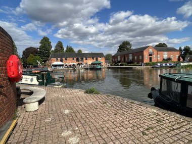 Market Harborough, Leicester, İngiltere, 2 Ağustos 2025, Union Wharf, Tarihi Binalarla Manzaralı Kanal Manzarası ve Mavi Gök Altında Çamurlu Dar Tekneler