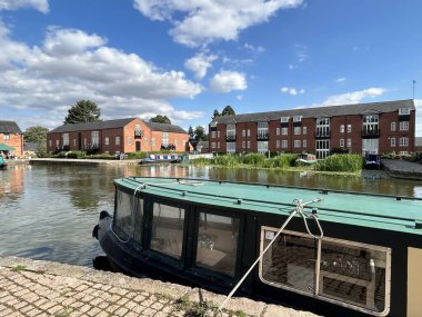 Market Harborough, Leicester, İngiltere, 2 Ağustos 2025, Union Wharf, Tarihi Binalarla Manzaralı Kanal Manzarası ve Mavi Gök Altında Çamurlu Dar Tekneler