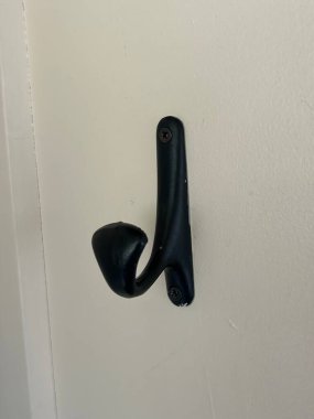 Siyah Metal Kanca Beyaz Duvara Güvenli Bir şekilde Bağlandı