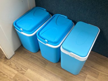 Üç mavi kutu seti içeri alındı.