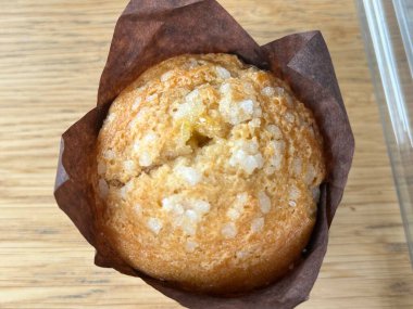 Kahverengi kağıtta şeker kristalleri ile kaplanmış altın kek.