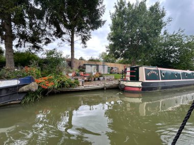 Market Harborough, Leicestershire, İngiltere, 1 Ağustos 2025, Market Harborough yakınlarındaki Kanal, Riverside yakınlarındaki Rustik Kanal Teknesi ve Doğal Çevre