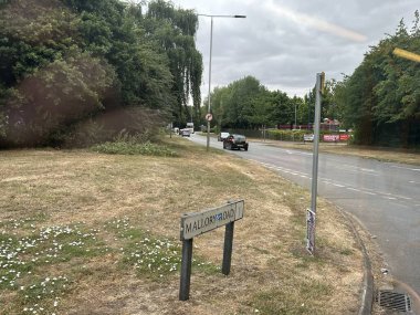 Peterborough, Cambridgeshire, İngiltere 30 Temmuz 2025 Mallory Yolu Yeşil ve Bulutlu Şehir İşareti Altında