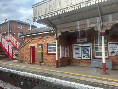 Oakham, Rutland, İngiltere, 30 Temmuz 2025 Oakham Tren İstasyonu Yolcuları Kapalı Sığınak Altında