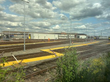 Melton Mowbray, Leicestershire, Birleşik Krallık 30 Temmuz 2025 Demiryolu Yard 'ı Raylar, Binalar ve Bulutlu Gökyüzü ile Melton Mowbray yakınlarında