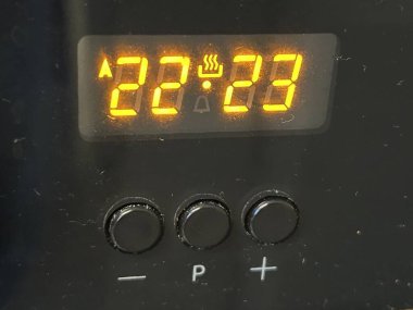 Elektronik Mutfak Fırın Panelinde Sayısal Zamanlayıcı Görüntüsünü Kapat