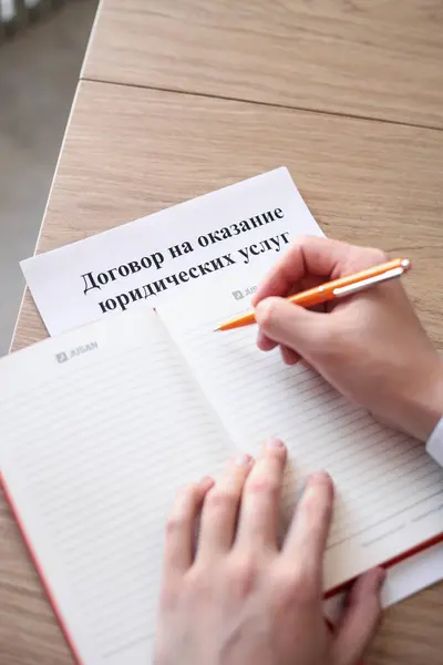 Vertical Shot Showcasing Desk Open Notebook Service Agreement Russian Man — Stock Photo, Image