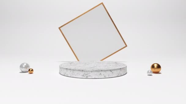 金およびガラス質のプロダクトのための白い大理石の表彰台が付いている回る幾何学的な形 スクエアガラスとゴールドフレームの回転 大理石と黄金の球は装飾をしています ミニマルスタイル — ストック動画