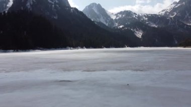 Karla kaplı dağlarla çerçevelenmiş donmuş bir göl manzarası. Dünyanın başka hiçbir yerinde bulunmayan gerçekten eşsiz ve nefes kesici bir manzara..