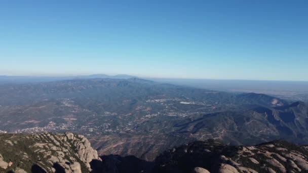 Una Vista Aérea Famosa Montaña Montserrat Cataluña Mostrando Sus Icónicas — Vídeos de Stock