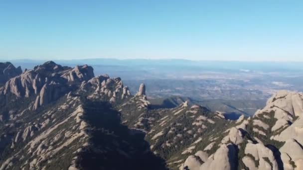 Воздушный Вид Знаменитую Гору Монсеррат Каталонии Демонстрирующий Культовые Скальные Образования — стоковое видео