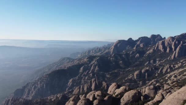 加泰罗尼亚著名的蒙特塞拉特山的鸟瞰图 展示其标志性的岩层和浩瀚的大稀树草原 — 图库视频影像