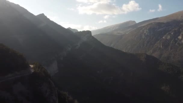 Захід Сонця Над Гірською Місцевістю Купаючись Золотому Сонячному Світлі Освітлюючи — стокове відео