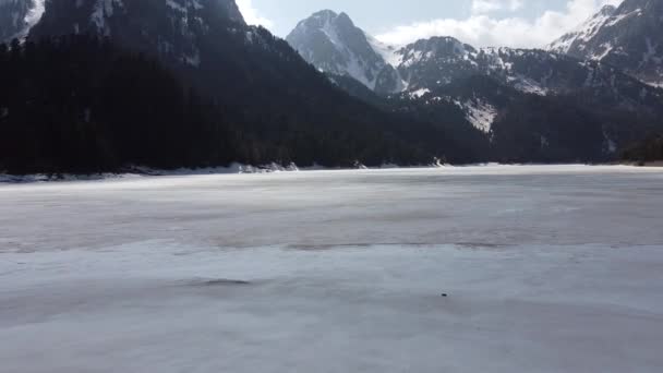 Uma Vista Aérea Lago Congelado Emoldurado Por Montanhas Cobertas Neve — Vídeo de Stock