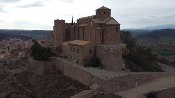 Vom Boden Bis Zur Decke Thront Eine Atemberaubende Katalanische Kirche — Stockvideo