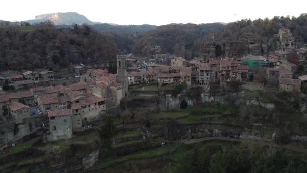 Pandangan Udara Dari Sebuah Desa Pegunungan Spanyol Terintegrasi Dengan Lancar — Stok Video