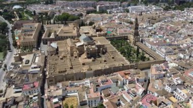 İspanya 'nın ünlü Endülüs şehrinin ikonik camii ve çevresindeki mahallelerin hava görüntüsü.