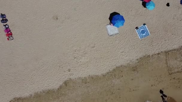 Passeggiando Lungo Spiaggia Fiancheggiata Ombrelloni Colorati Sabbia Morbida Incontaminata Invita — Video Stock