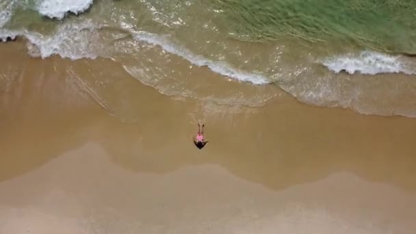Singur Plaja Uimitoare Băiat Stă Nisip Așteptând Răbdare Îmbrățișarea Valurilor — Videoclip de stoc