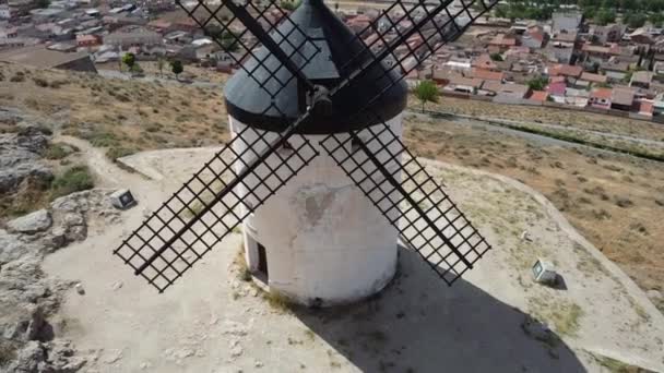 Древняя Белая Ветряная Мельница Описано Испанской Книге Возвышается Сельской Местности — стоковое видео
