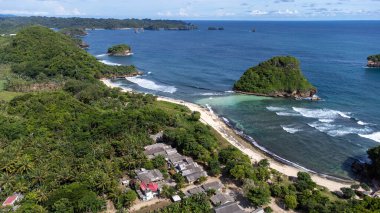 Goa Cina Sahili beyaz kum ve tropikal ormanlarla çok geniş bir alana yayılır.