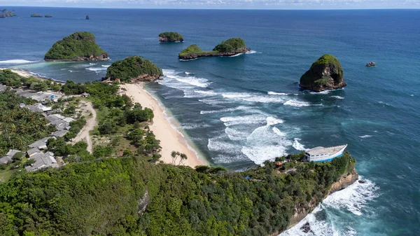 Goa Cina Sahili 'ndeki birkaç küçük adayla çok güzel manzaralı anlar.