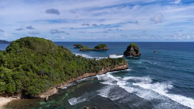 Watu Leter Sahili 'ndeki tepenin normal renklerde bir tekne binası var.