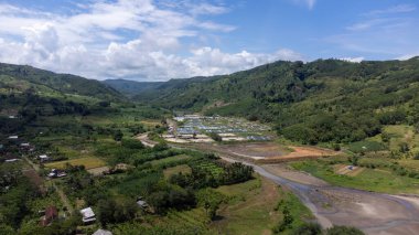 Jolosutro Sahili 'nde tepeler, çiftlikler ve tarım