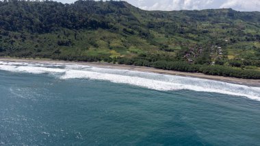 Jolosutro Sahili çok uzun, dalgalar büyük ve hava güzel, Java Adası - Endonezya