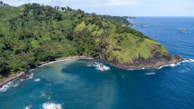 Jolosutro Sahili 'nin hava manzarası, mavi deniz suyuyla, Java Adası - Endonezya