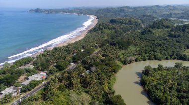 Güney Malang Geçidi 'nin tepesinden geniş bir sahil ve geniş bir nehrin yanı sıra tropikal ormanları gösteriyor.