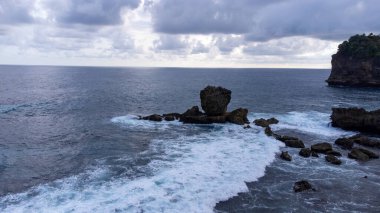 Watu Lepek Plajı 'ndaki öğleden sonra atmosferi bulutlu hava ile Java adasında..