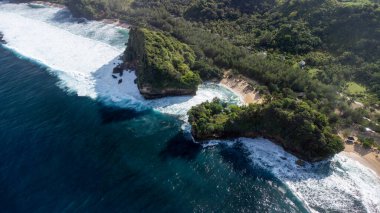 İki tepe ve bir tepe arasında yer alan küçük bir plaja Jomblo Tepesi denir. Batu Bengkung Sahili, Java Adası - Endonezya